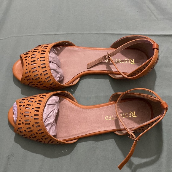 Restricted flat leather sandals in good condition - Picture 4 of 6